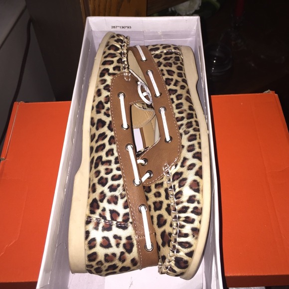 Cheetah print flats. Never worn. Brand new!! - Picture 1 of 3