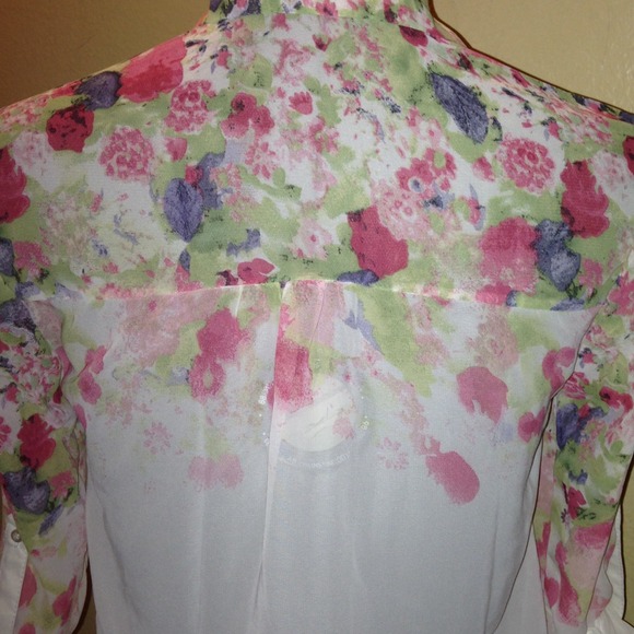 Cute Floral Button Up - Picture 2 of 2