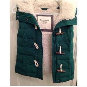 STILL AVALIABLE green fluffy puffy vest