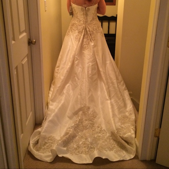 Oleg Cassini strapless wedding dress. Never worn - Picture 2 of 4