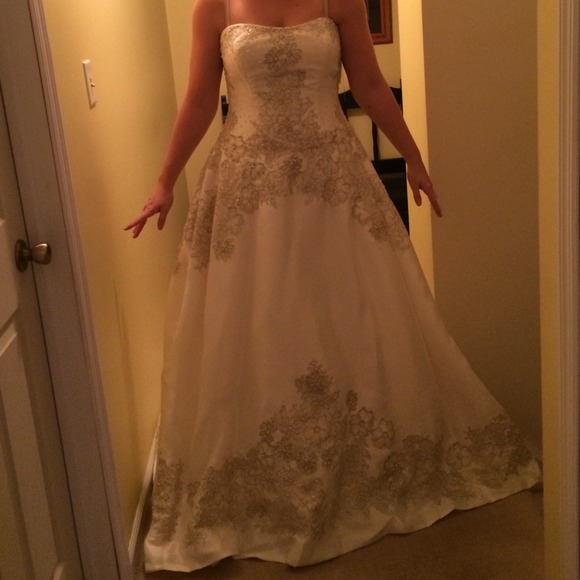 Oleg Cassini strapless wedding dress. Never worn - Picture 3 of 4