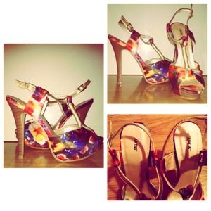 💢💢Today ONLY‼️Cute multi color heels in size 6.