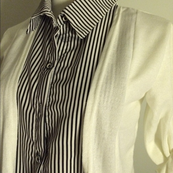 ✨Fake two piece top✨ one size but fits XS, S, M - Picture 3 of 3