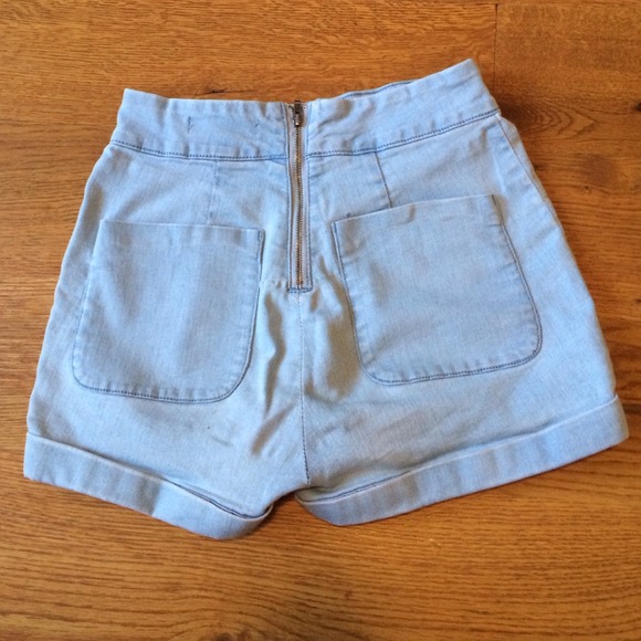 High waisted, lightwash denim shorts - Picture 2 of 2