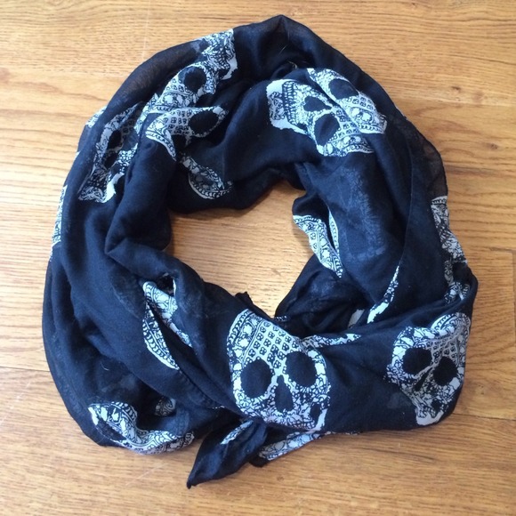 Black scarf with skulls