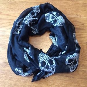 Black scarf with skulls