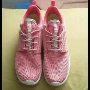 Women nikes Roshes prices lowered today only!