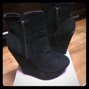 ZipUp Black Wedges ‼️