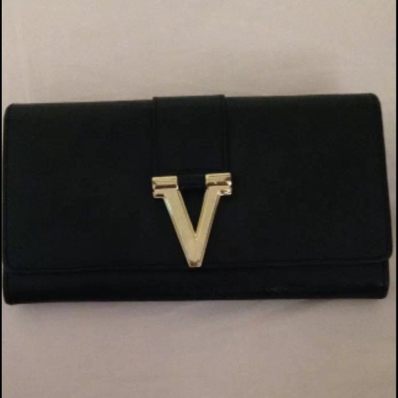 Vince Camuto Handbags - Vince Camuto Saffiano Leather Wallet
