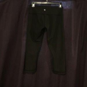 Lululemon black yoga Capris. Look great