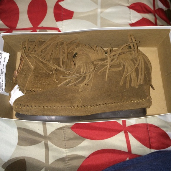 Minnetonka size 6 shoes