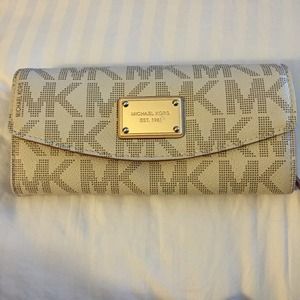 Authentic Michael Kors wallet. Very clean.