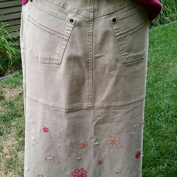 Embroidered and Beaded Skirt - Picture 4 of 4