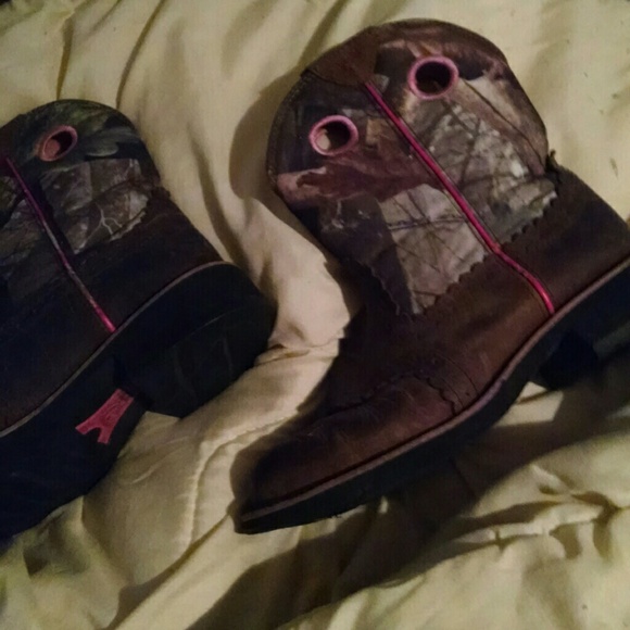 Ariat pink and camo cow girl boots