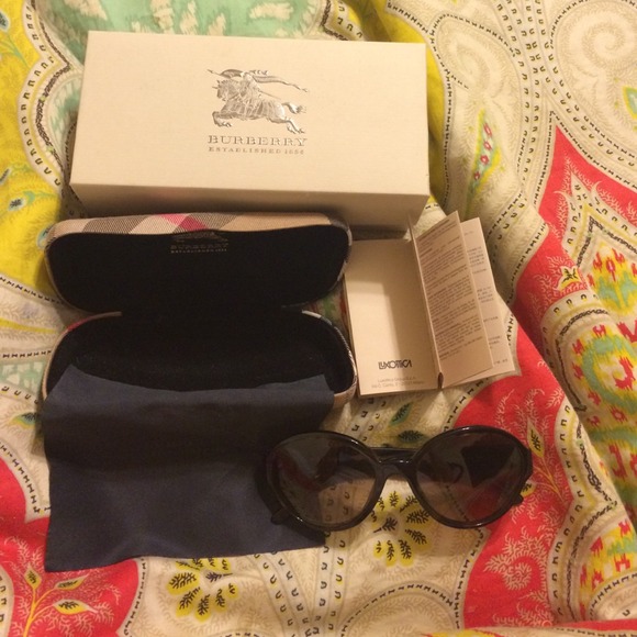 Burberry Sunglasses Brand New - Picture 1 of 4