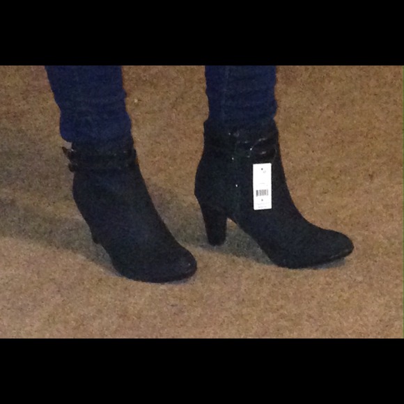 Short black boots