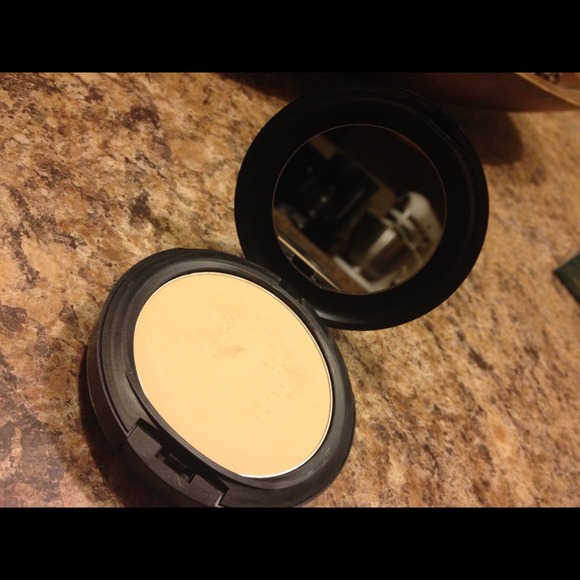 🎀👍MAC STUDIO FIX FOUNDATION👍🎀 - Picture 2 of 3