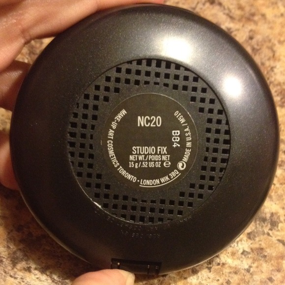 🎀👍MAC STUDIO FIX FOUNDATION👍🎀 - Picture 3 of 3