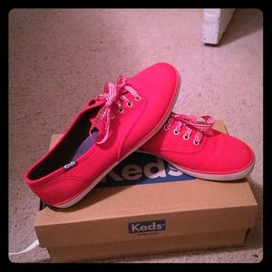 Red keds sneakers size 6
