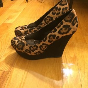 Chic leopard wedges