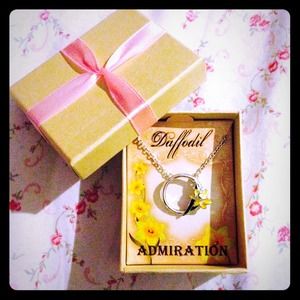 NWT Yellow daffodil flower necklace