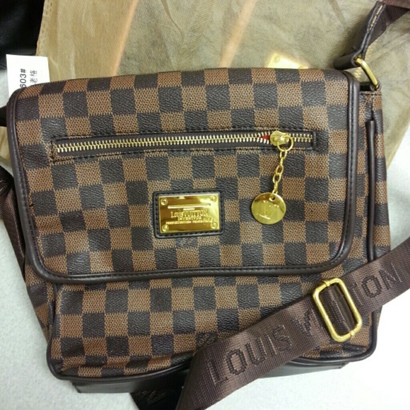INSPIRED LOUIS CROSS BODY SWING BAG NEW