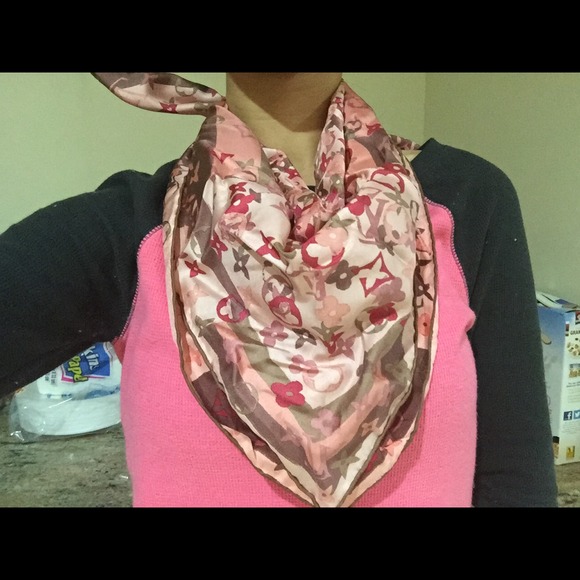 Lv scarf
