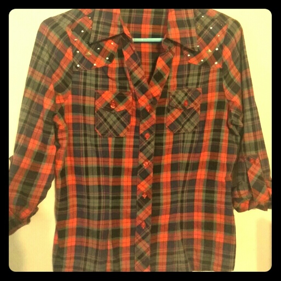 Plaid shirt with buttoned rolled up sleeves