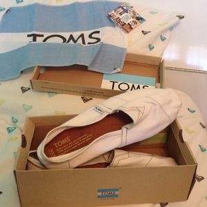 Brand new out of the box white TOMS