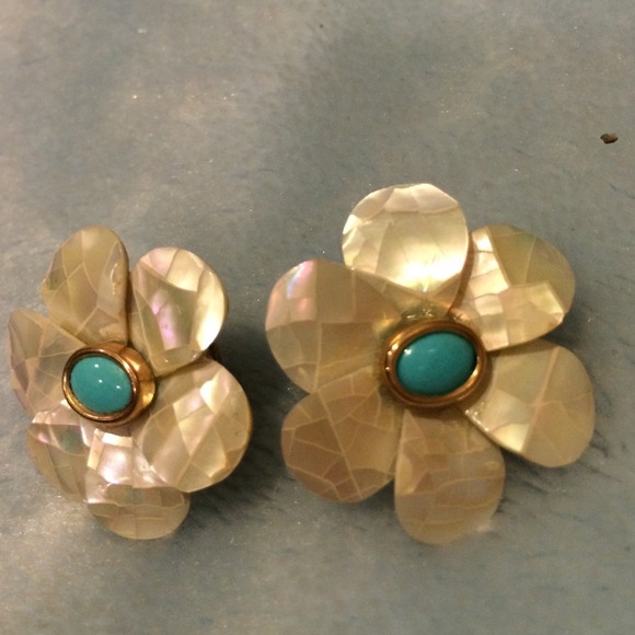 Mother of pearl carved daisy earrings blue white - Picture 2 of 4