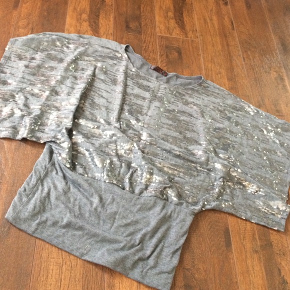 Sequenced grey top