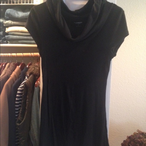Black fitted top