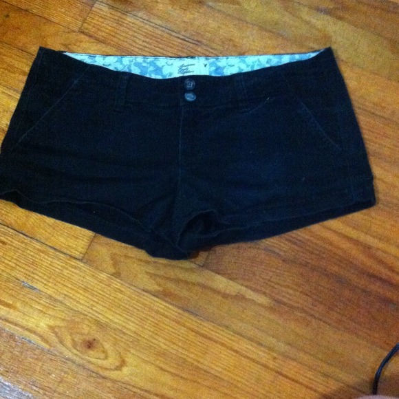 Black American eagle shorts// size 4 - Picture 1 of 4
