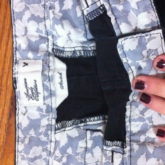 Black American eagle shorts// size 4 - Picture 2 of 4