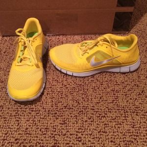 2 pairs of Nike MENS free run 3 sneaker, bundle.