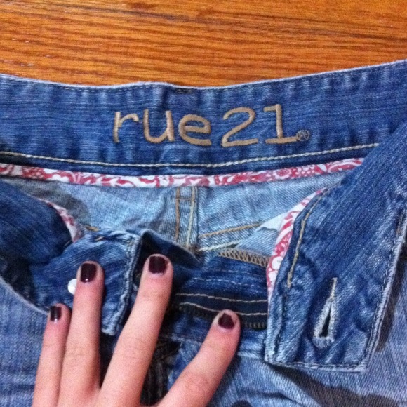 Rue 21 cut off shorts// size 3-4 - Picture 2 of 4