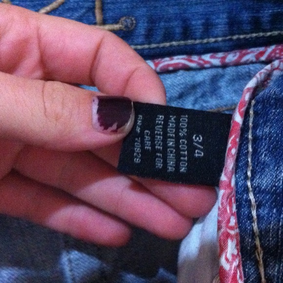 Rue 21 cut off shorts// size 3-4 - Picture 3 of 4