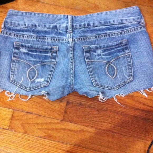 Rue 21 cut off shorts// size 3-4 - Picture 4 of 4
