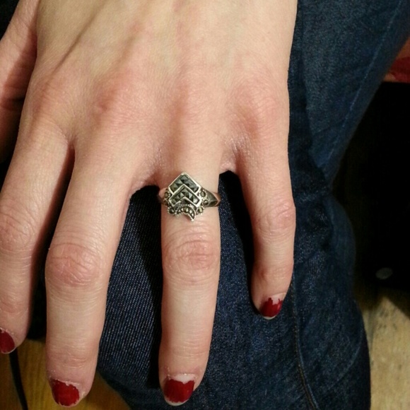 Size 6 .925 Sterling Silver Marcasite Ring - Picture 4 of 4