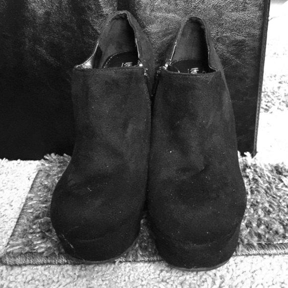 Black wedges