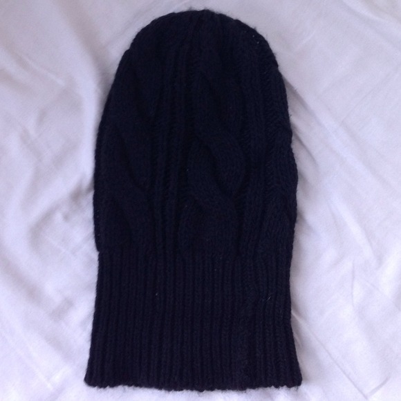 black slouchy beanie