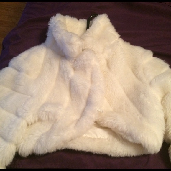 Short bolero with long sleeves
