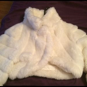 Short bolero with long sleeves