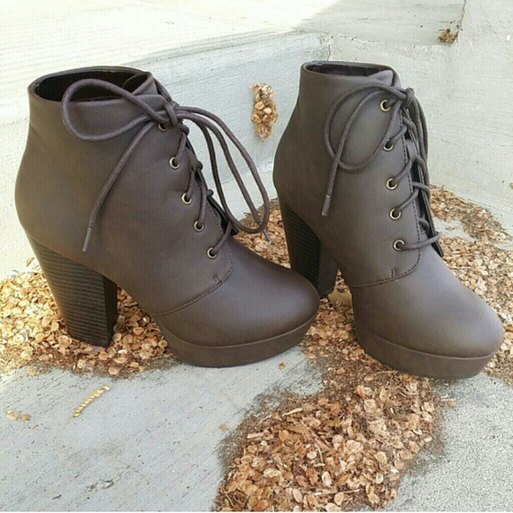 Qupid Shoes - Dark brown booties. New