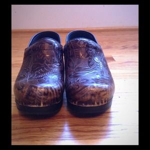 Tooled Dansko Clogs size 6!
