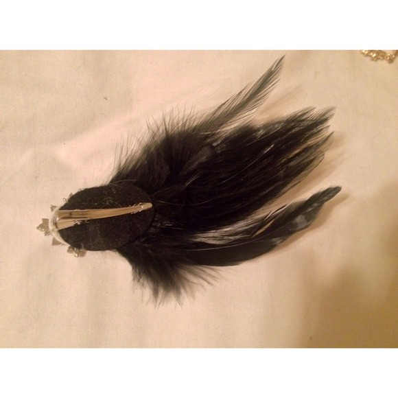 Black & White Feather Hair Piece W/ Diamond Accent - Picture 2 of 3
