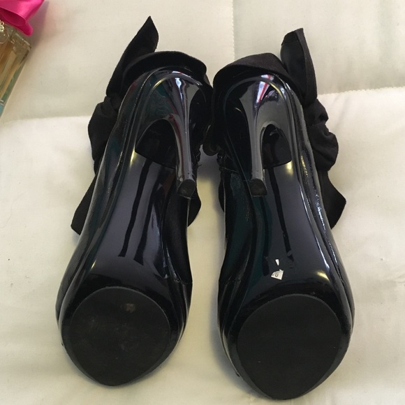 Adorable Carlos Santana Bow Heels - Picture 3 of 4