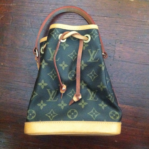 *AUTHENTIC* Louis Vuitton bucket bag