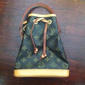 *AUTHENTIC* Louis Vuitton bucket bag