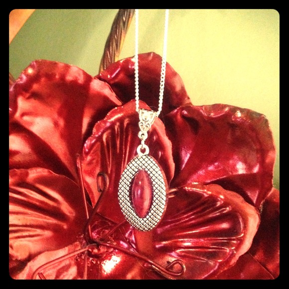 ❣️ Closet Clean Out ❣️ Antiqued Pendant Necklace